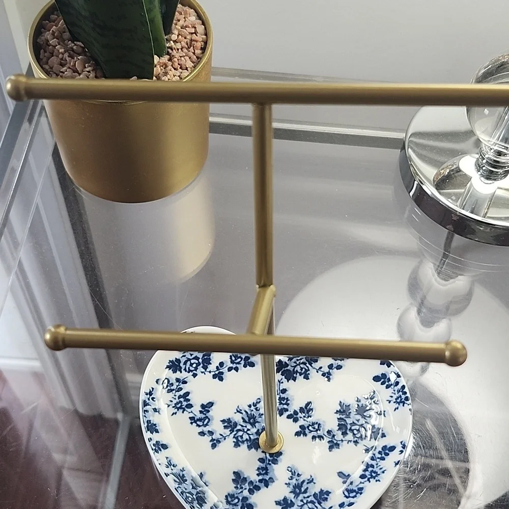 Gold Jewelry Stand with Floral Heart Dish, NWT 🎉💙🤍💛